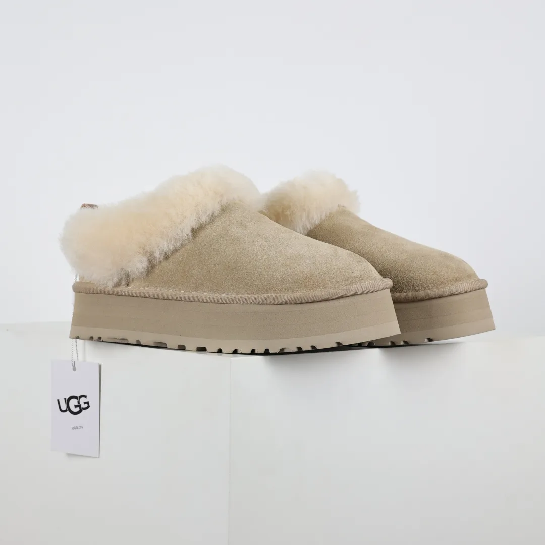 Pick up locally 💰600 Core recommended good price Independently developed original outsole, cashmere insole, keeping warm in winter, suitable for home use. In recent years, uug has launched a style series, which is partially skewed towards the preferences of young consumers, and has also been at the forefront of fashion trends. Shoe body material, water-repellent coated suede upper, 17mm UGGPURE™ implanted wool insole, lightweight non-slip and comfortable rubber outsole, with brand LOGO, complete packaging, size: 35 36 37 38 39 40